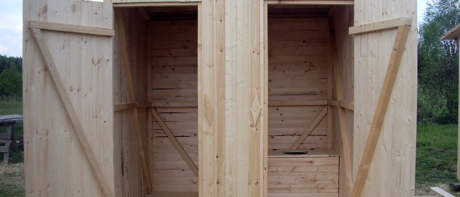 Строительство деревянного туалета для дачи своими руками